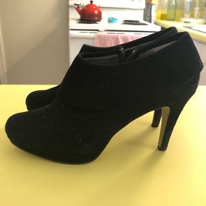 Black Adrienne Vittadini booties